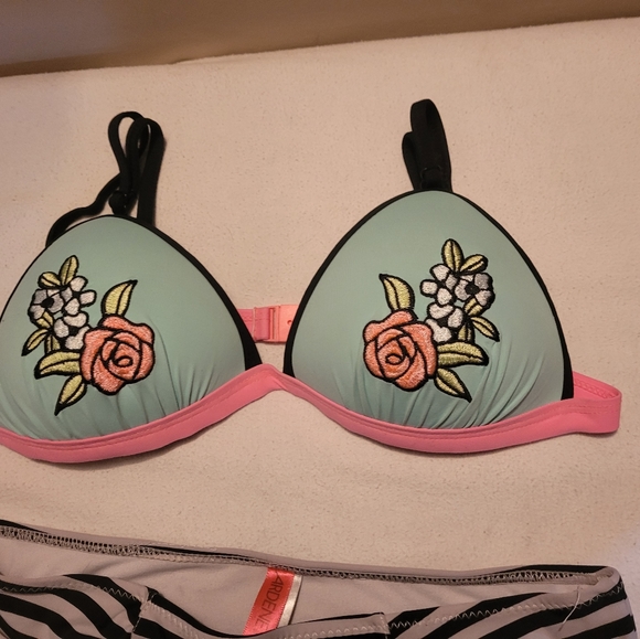 Cute bikini size small floral push-up top and Medium black and grey bottoms. - Picture 3 of 6